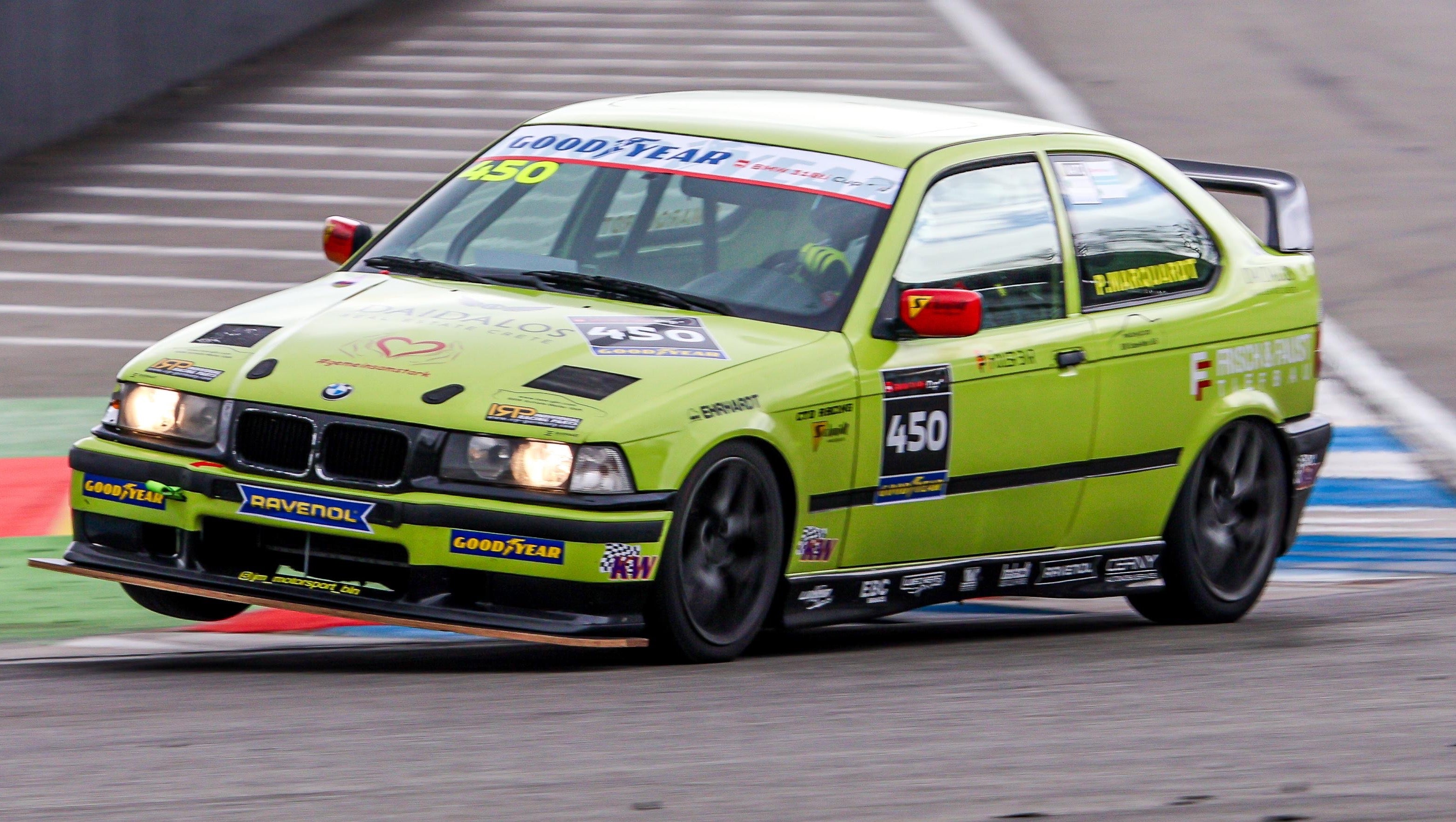 BMW 318ti Cup Compact Rennfahrzeug mieten, schon ab 849,- EUR für die Teilnahme an einem Trackday exkl. Anmeldegebühr des Veranstalters inkl. Transport bis 200 km von Berlin