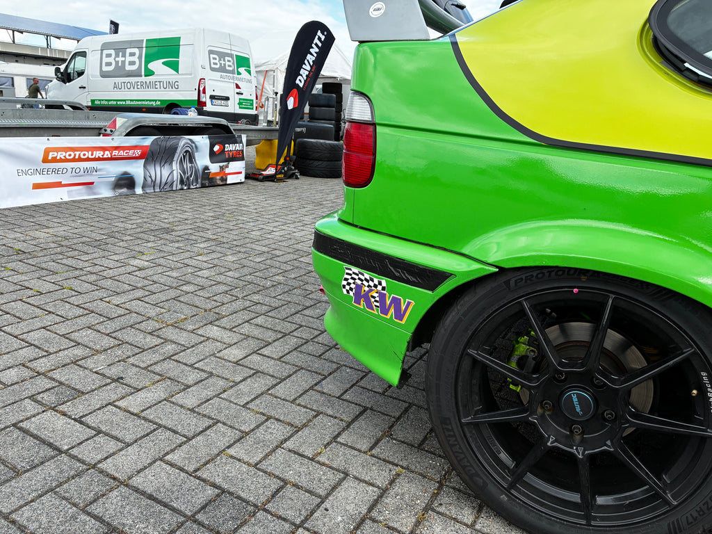 BMW 318ti Cup Compact Rennfahrzeug mieten, schon ab 849,- EUR für die Teilnahme an einem Trackday exkl. Anmeldegebühr des Veranstalters inkl. Transport bis 200 km von Berlin