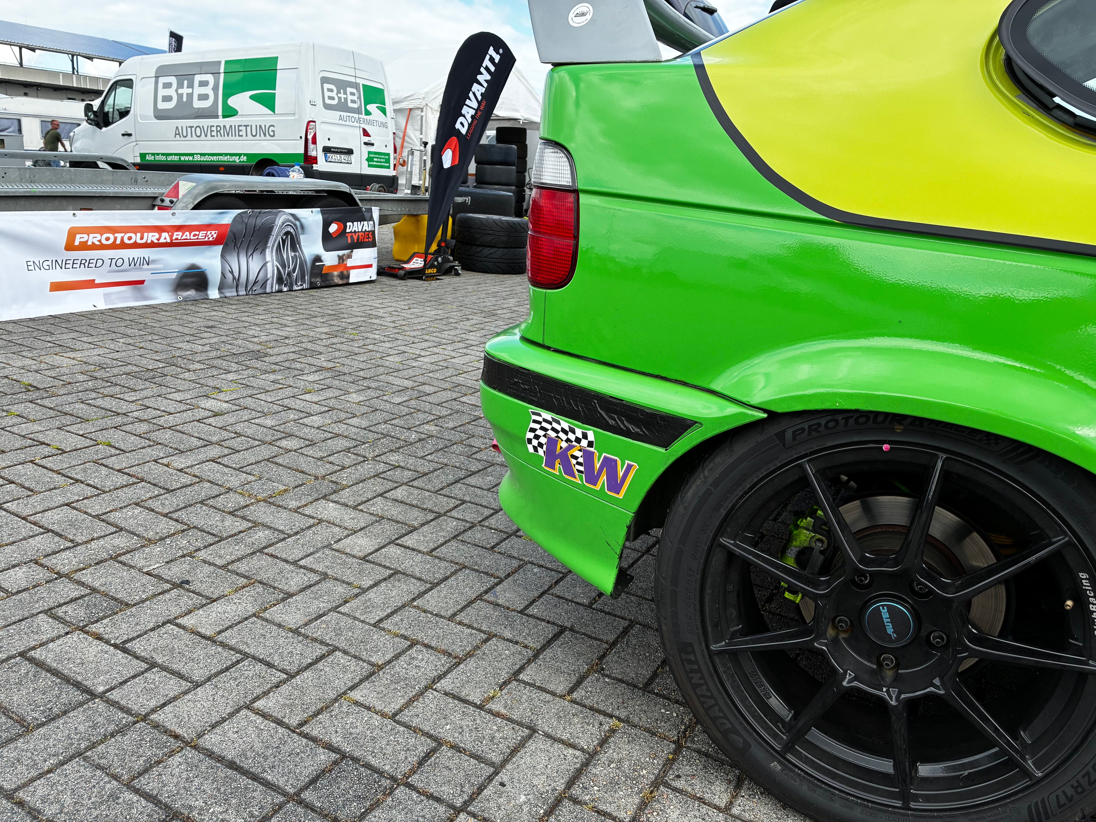 BMW 318ti Cup Compact Rennfahrzeug mieten, schon ab 849,- EUR für die Teilnahme an einem Trackday exkl. Anmeldegebühr des Veranstalters inkl. Transport bis 200 km von Berlin