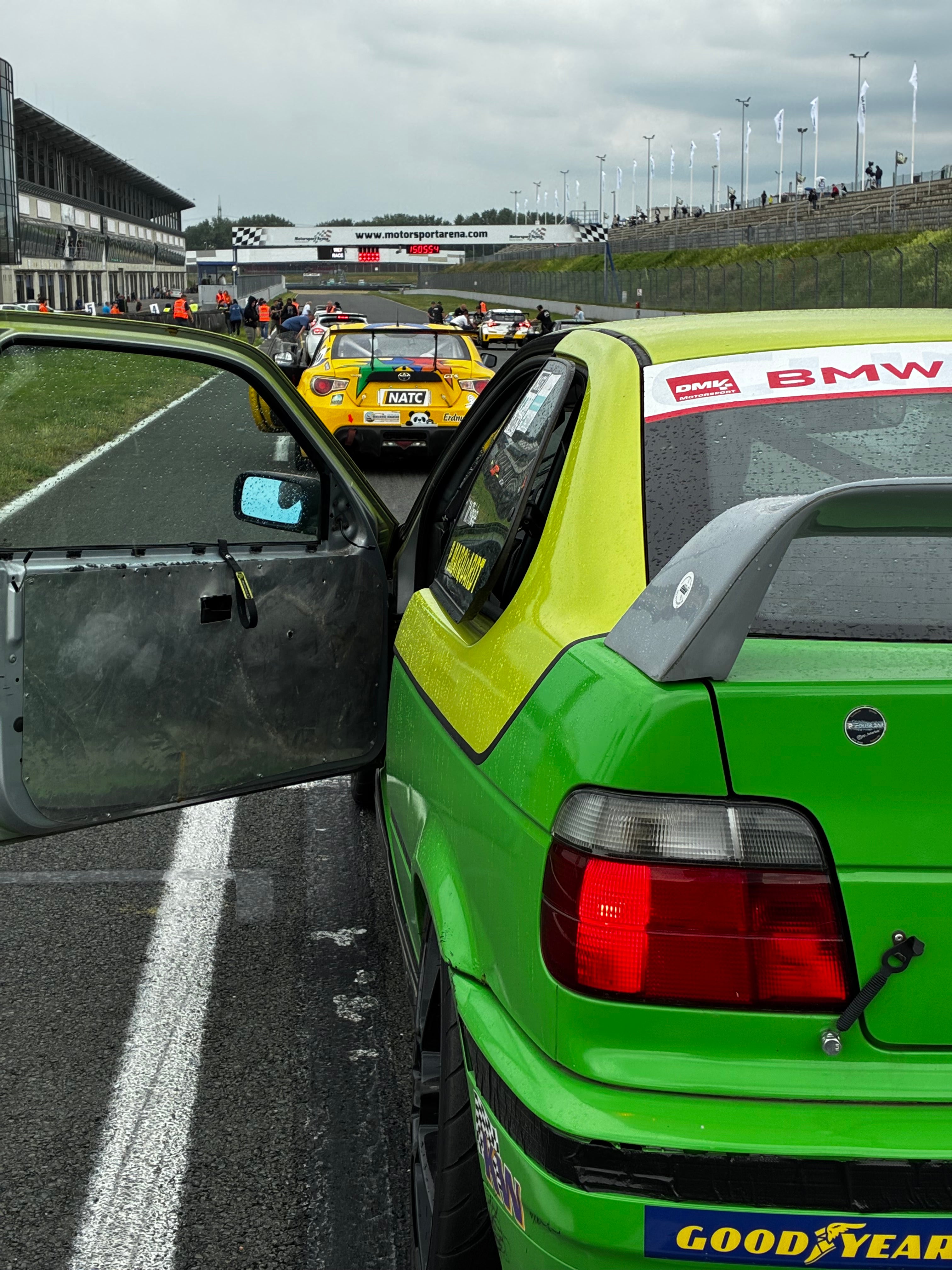 BMW 318ti Cup Compact Rennfahrzeug mieten, schon ab 849,- EUR für die Teilnahme an einem Trackday exkl. Anmeldegebühr des Veranstalters inkl. Transport bis 200 km von Berlin