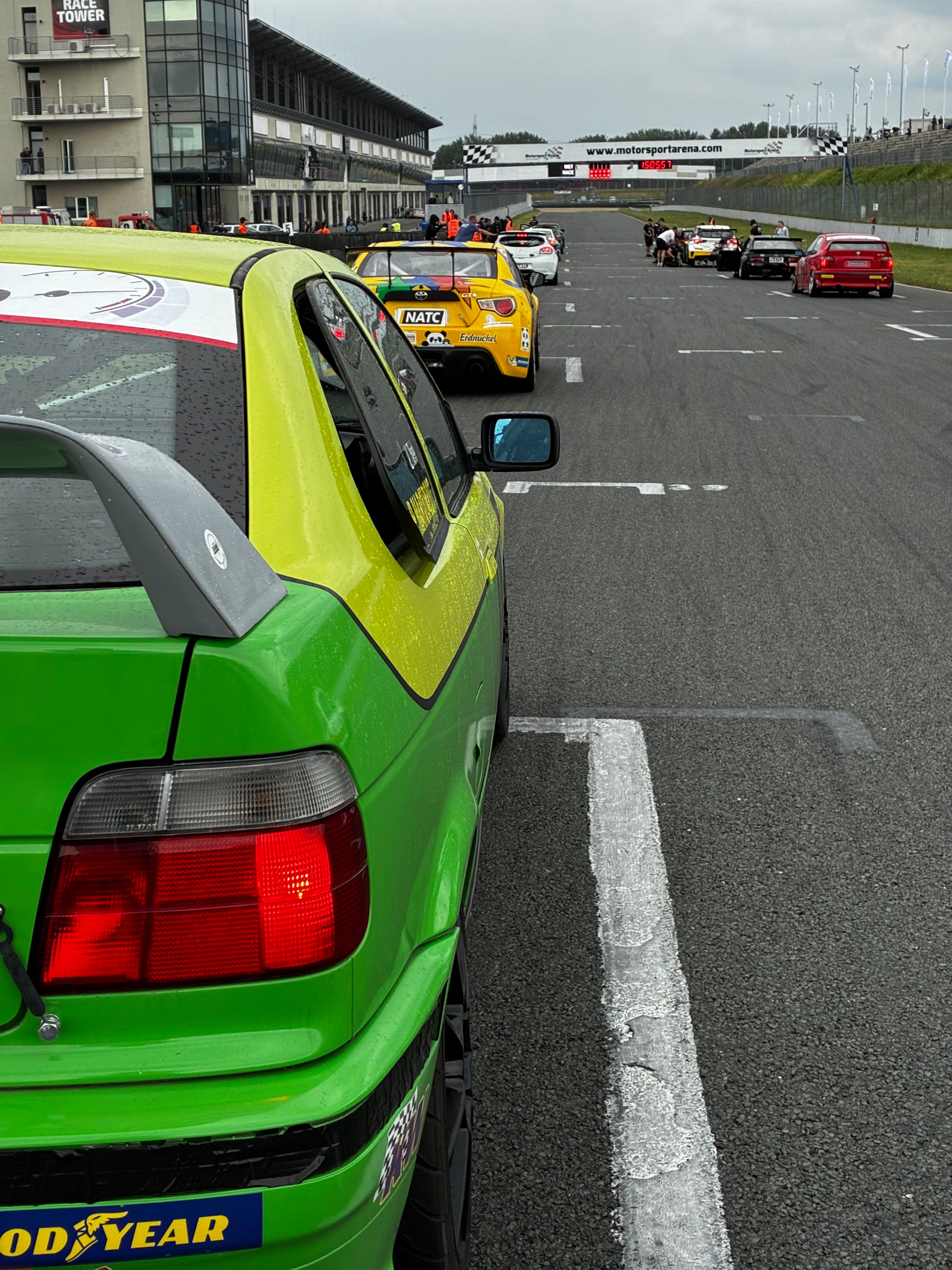 BMW 318ti Cup Compact Rennfahrzeug mieten, schon ab 849,- EUR für die Teilnahme an einem Trackday exkl. Anmeldegebühr des Veranstalters inkl. Transport bis 200 km von Berlin