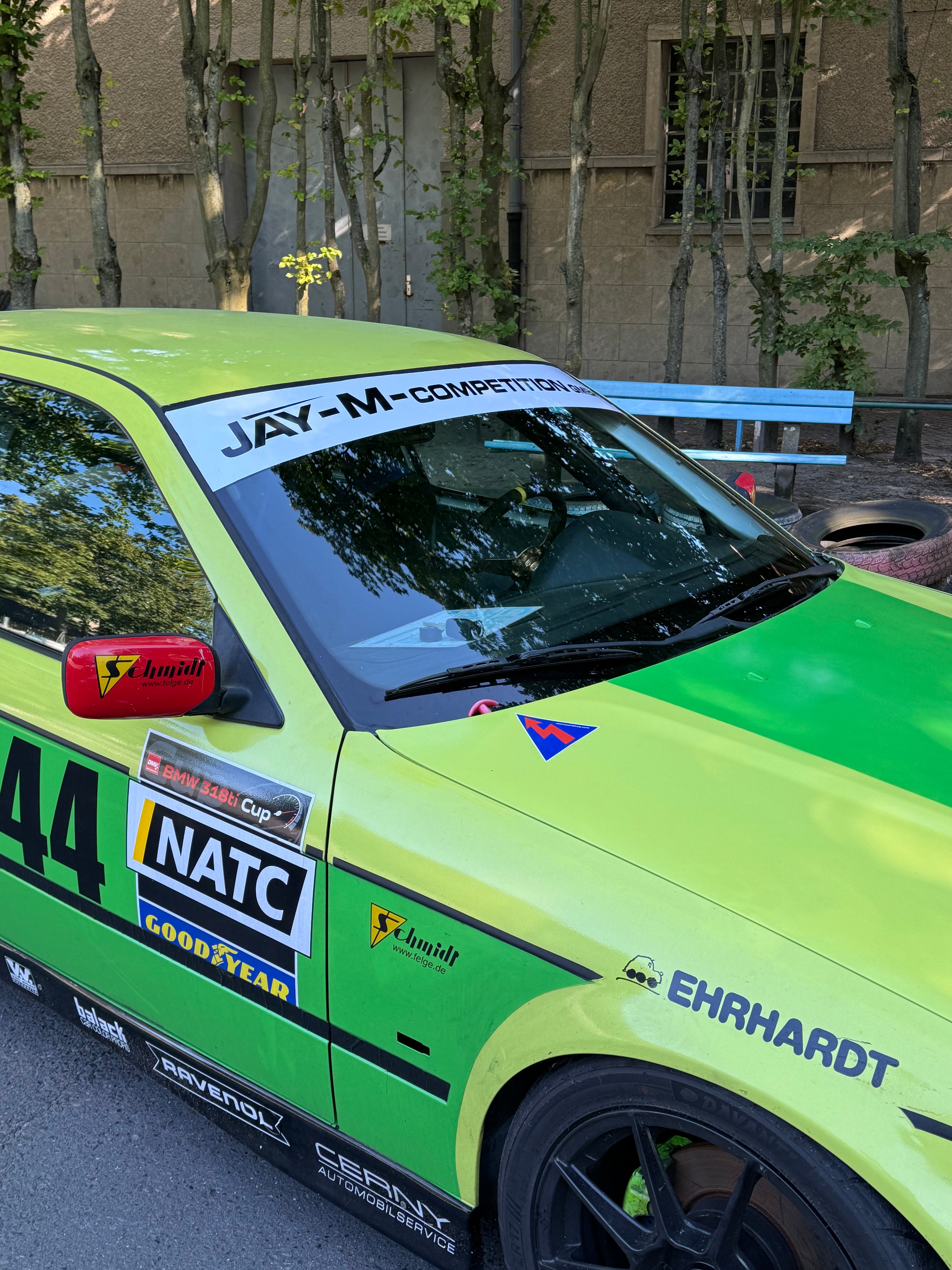 BMW 318ti Cup Compact Rennfahrzeug mieten, schon ab 849,- EUR für die Teilnahme an einem Trackday exkl. Anmeldegebühr des Veranstalters inkl. Transport bis 200 km von Berlin